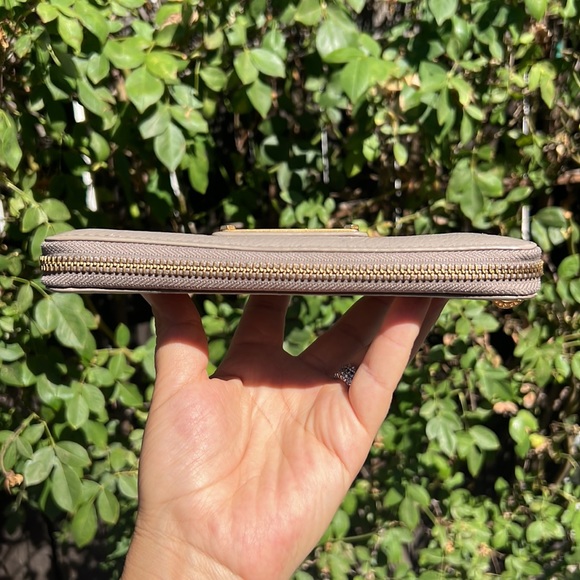 MARC by MARC JACOBS Classic Wallet. Color :MUSHROOM - Picture 5 of 17